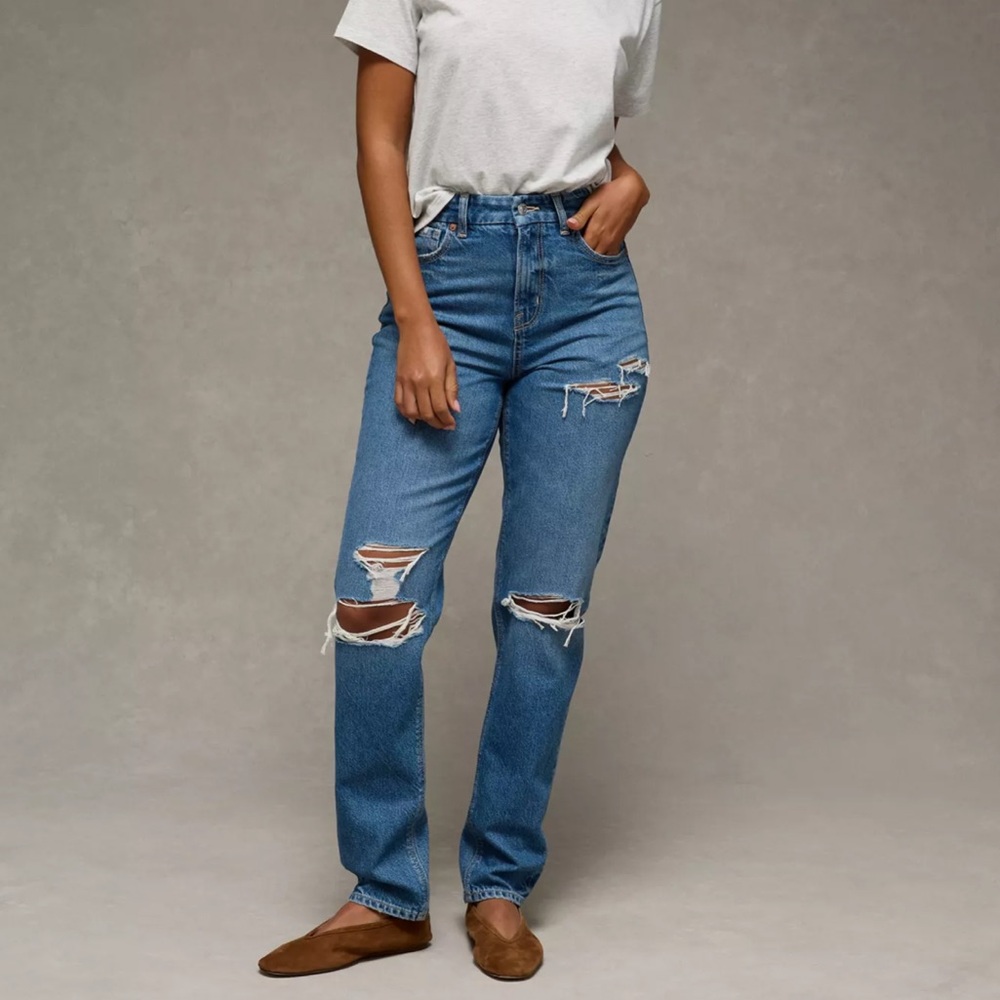 American Eagle Strigid Curvy Ripped Mom Jean - NWT ‼️